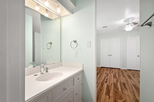 Building Photo - 707 Center Hill Dr