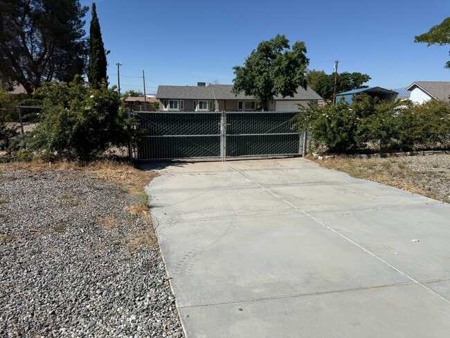 Building Photo - High Desert Retreat- 3 Bedrooms, 2 Bathroo...