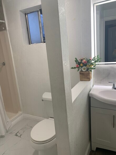 Building Photo - 413 N Macneil St