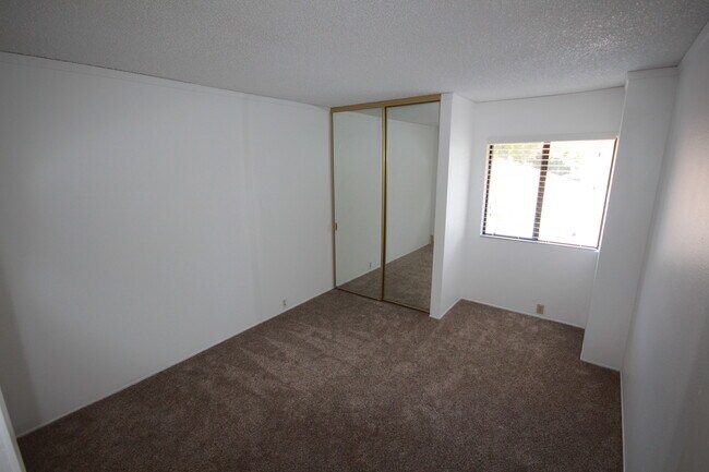 Building Photo - 3 Bedroom/2.5 Bath Townhouse in Heart of UTC