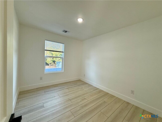 Building Photo - 2204 W San Antonio St