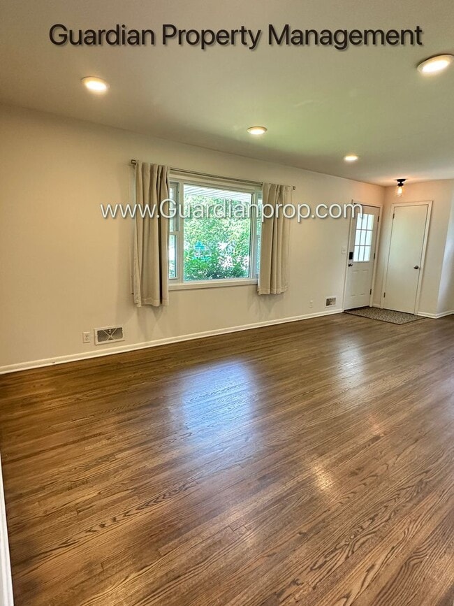 Building Photo - St Louis Park Single Family Home, Hardwood Floors, Office, Available July/Aug 1st