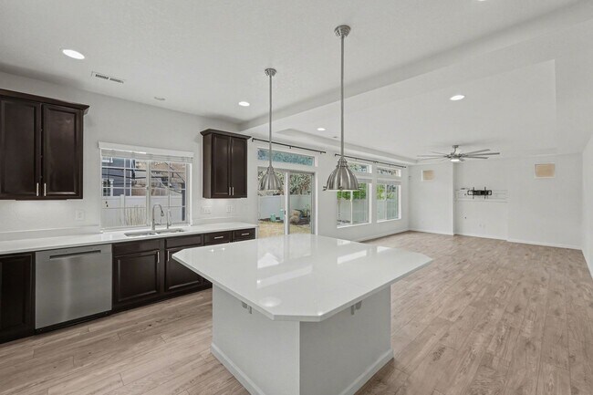 Building Photo - Stunning 4bed/3bath Oakwood Model Home in Erie