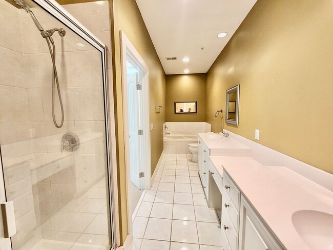 Building Photo - Luxury condo in Charleston National with g...