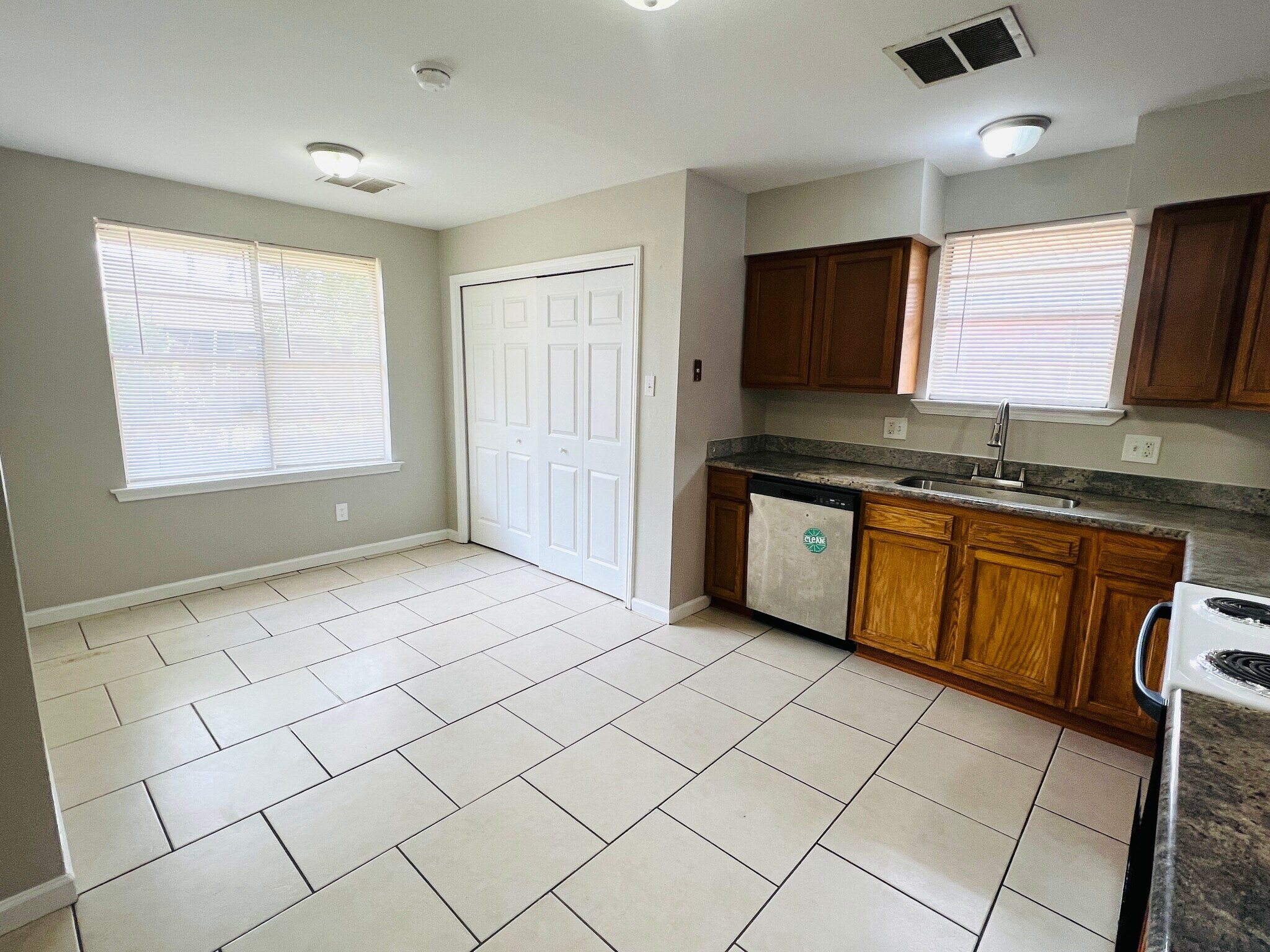 Breakfast Area - 2624 Huntsville St