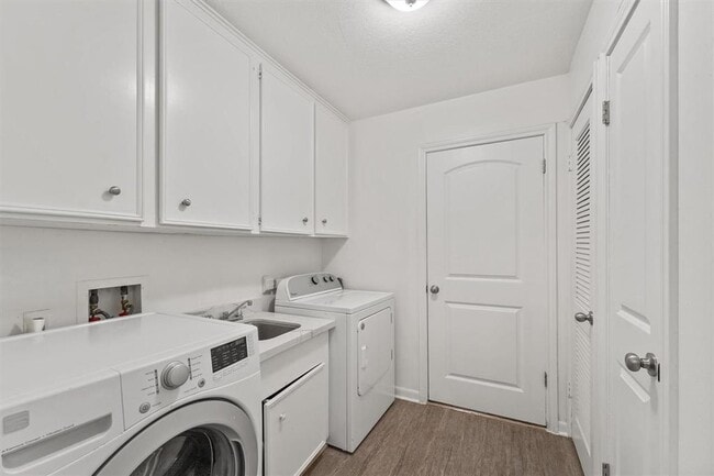 Building Photo - 12811 Shady Knoll Ln