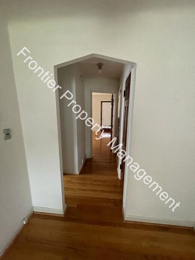 Building Photo - Charming one bedroom apartment