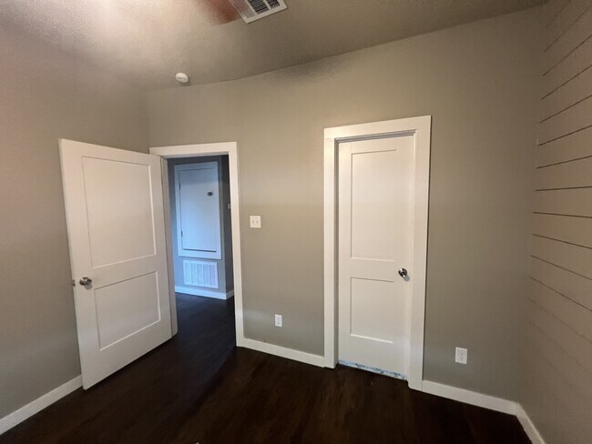 Building Photo - 300 W Dexter Dr