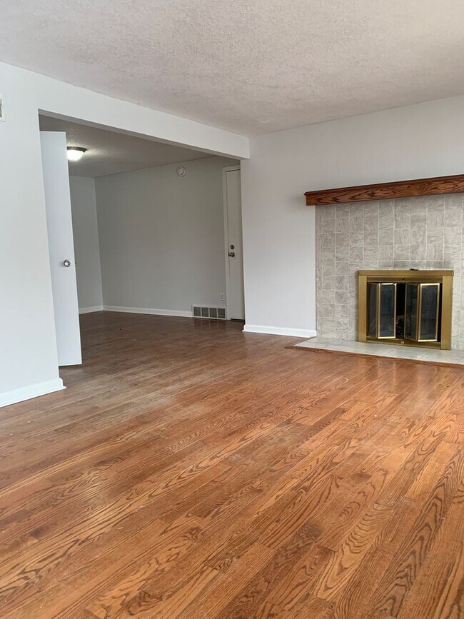 Building Photo - Your Next Home Awaits: 4BR/2BA in Desirable Prairie Village Location!