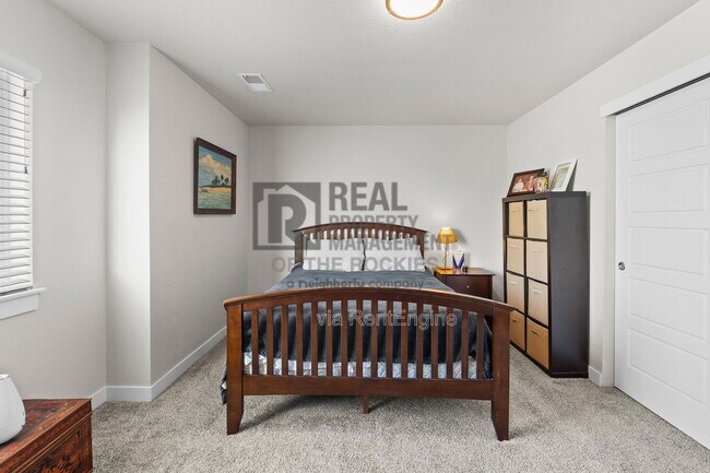 Building Photo - 218 E Chestnut St