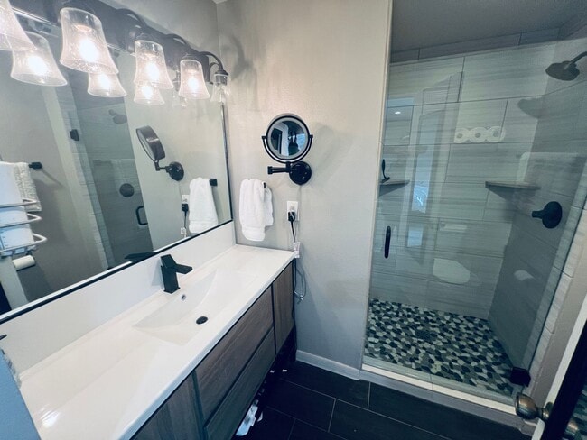 Building Photo - 2 bedroom, 2 bath short term 3-6 month ren...