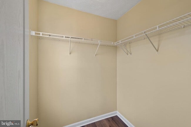 Building Photo - 8833 Hawthorne Ct