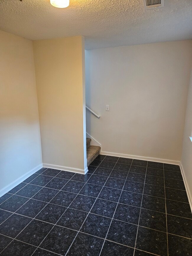 Building Photo - Town Home For Rent