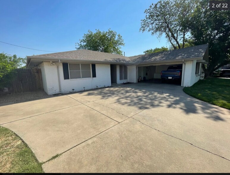 Building Photo - 2410 SW 26th Ave