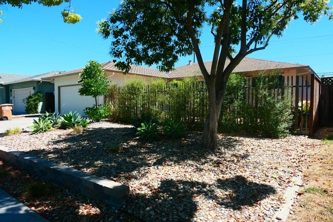 Building Photo - 4 bedroom 2 bath! Forced air, hardwood flo...