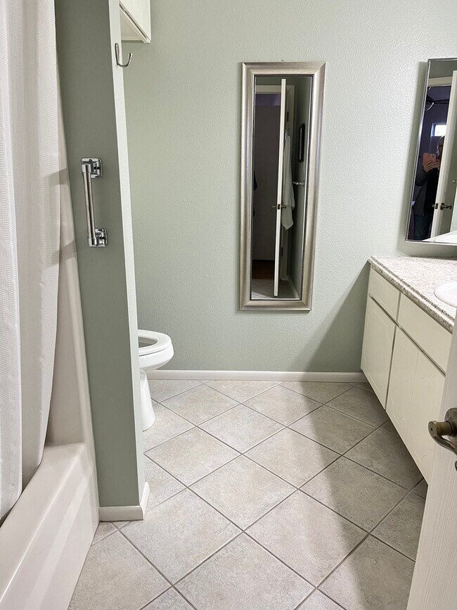 En suite Bath - 425 S Parkcrest