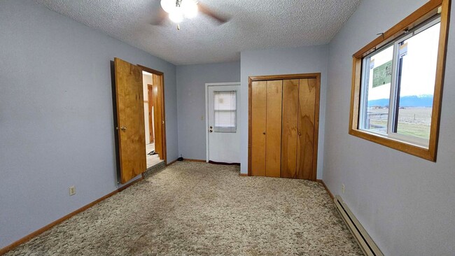 Building Photo - Large House with beautiful landscaping and mission mountain views