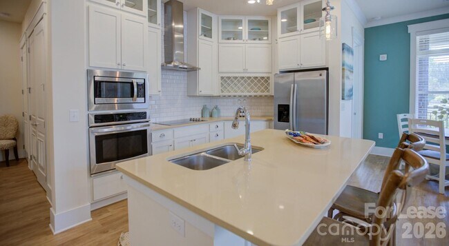 Building Photo - 16408 Holly Crest Ln