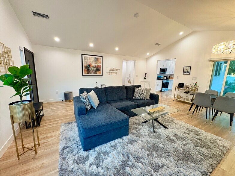 Building Photo - 502 N Avon St