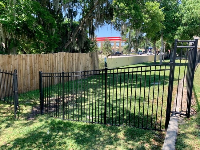 Building Photo - SPACIOUS, BEAUTIFUL 3 BEDROOM 2.5 BATH TOW...