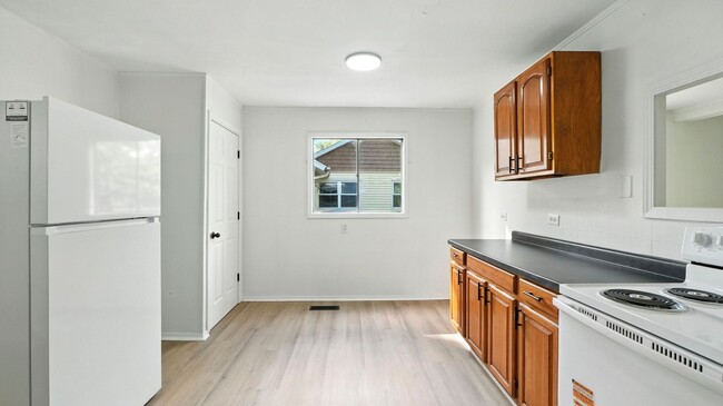 Building Photo - New 3 bedroom listing!