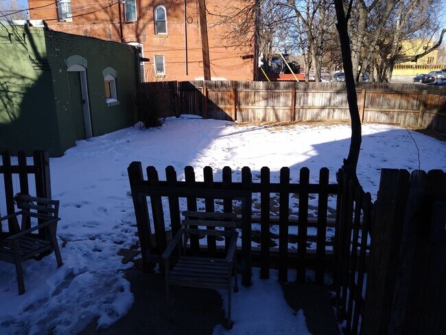 Building Photo - Highlands 1 Bedroom 1 Bath w/ Yard and Laundry!