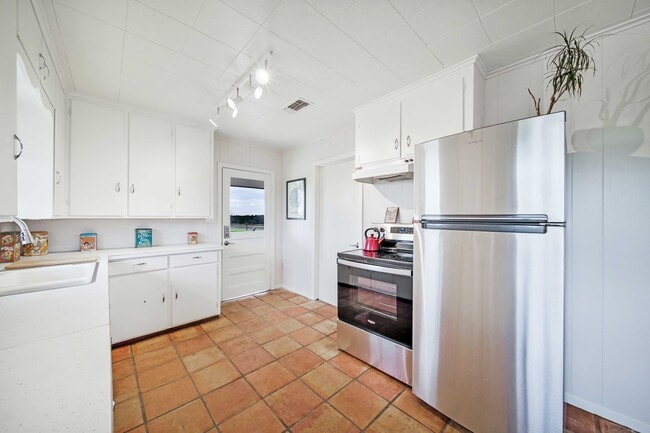 Building Photo - Meadow View Manor