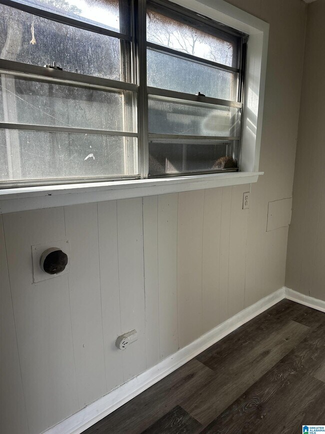 Building Photo - 1220 Skyline Dr