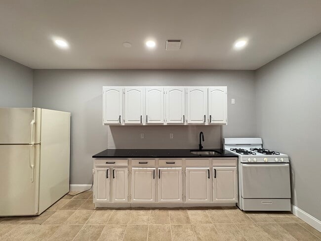 Building Photo - 204 Union St