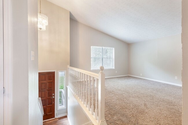 Building Photo - Spacious 3/2.5 Split Level w/ Large Bonus Room and Private Backyard!