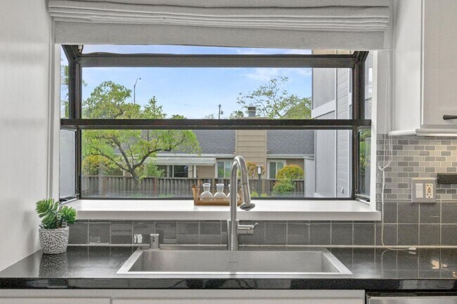 Building Photo - Immaculate 3 Bedroom 2.5 Bath Condominium ...