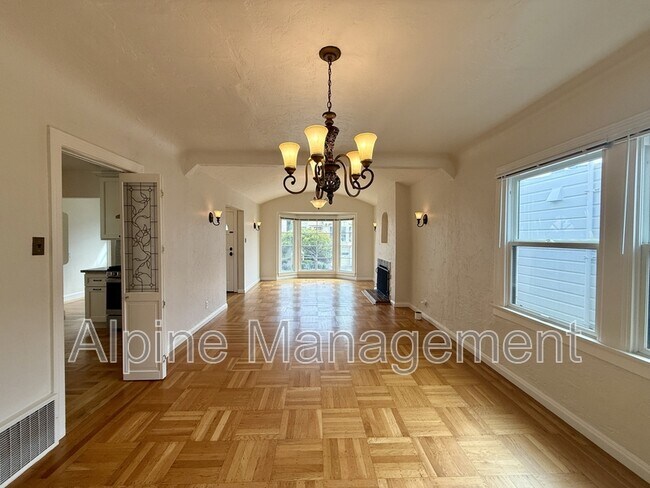 Building Photo - 658 Rockdale Dr