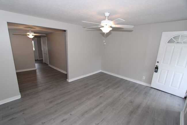 Building Photo - Quaint 2 Bedroom 1 Bathroom Ranch