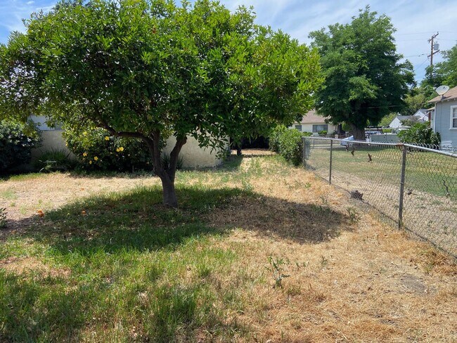 Building Photo - Cozy 3 Bedroom and 1 Bathroom in a good ar...