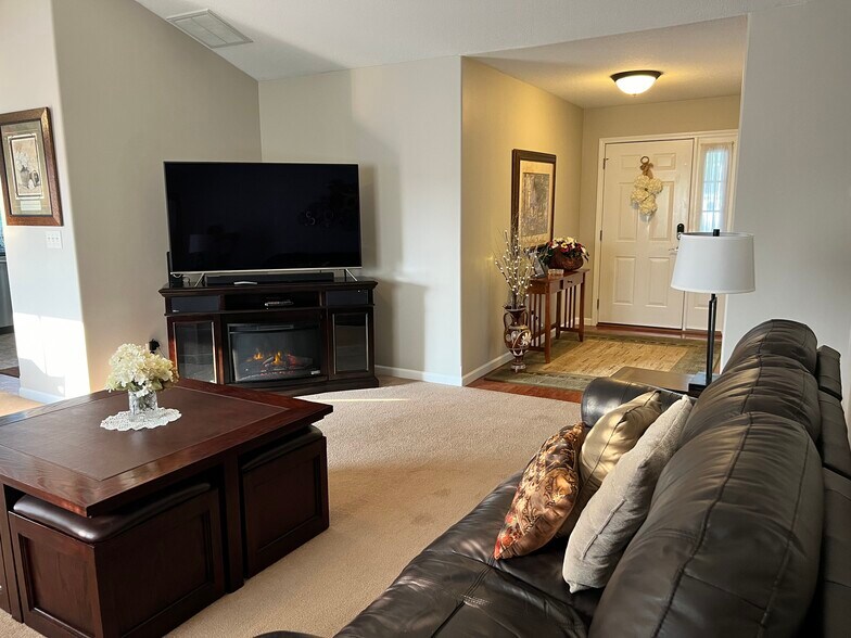 Building Photo - 1155 Swan Dr