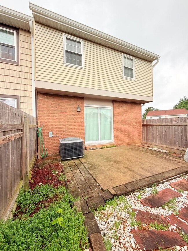 Building Photo - 3 bedroom 2.5 bath