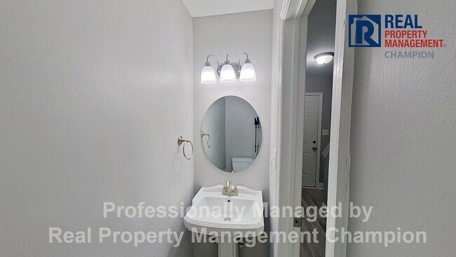 Building Photo - Beautifully 2 BD/1.5 BA End Unit Townhouse w/Garage
