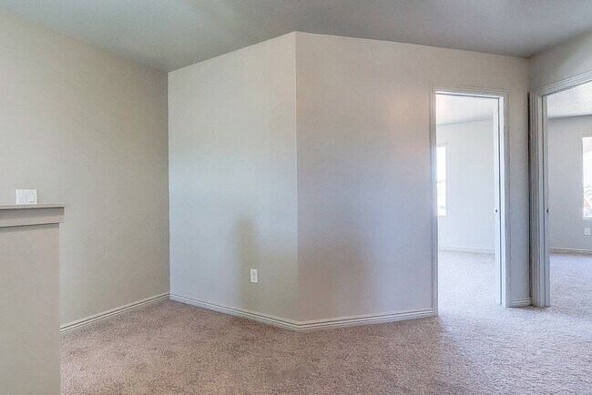 Building Photo - 4 Bedroom End Unit in Sienna Hills! Small Dog Friendly!