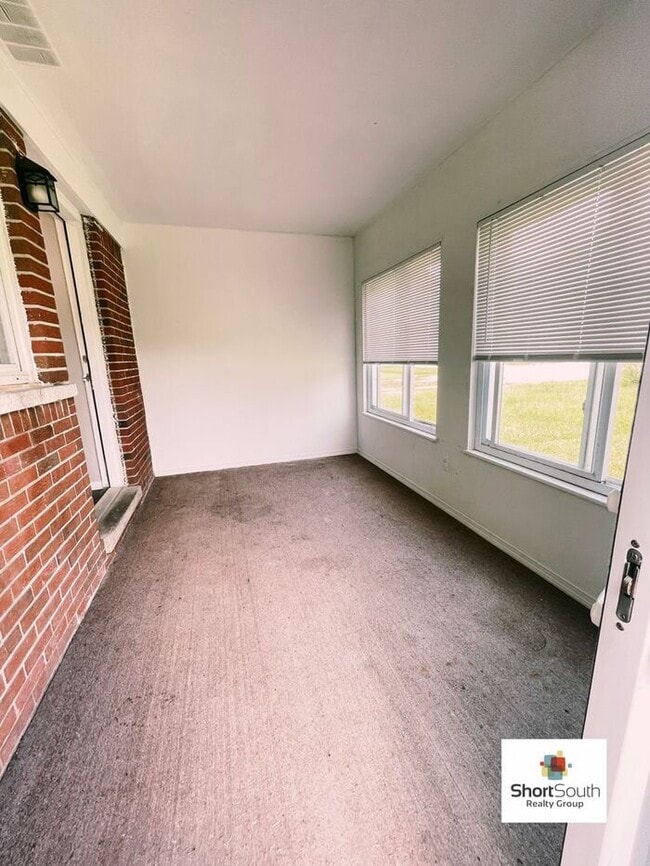 Building Photo - 2 bed 1 bath Duplex Ready for Immediate move in.