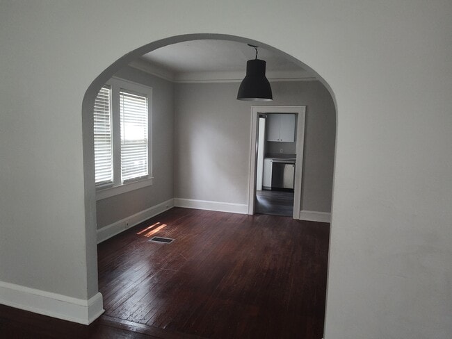 Building Photo - 405 W 18th St