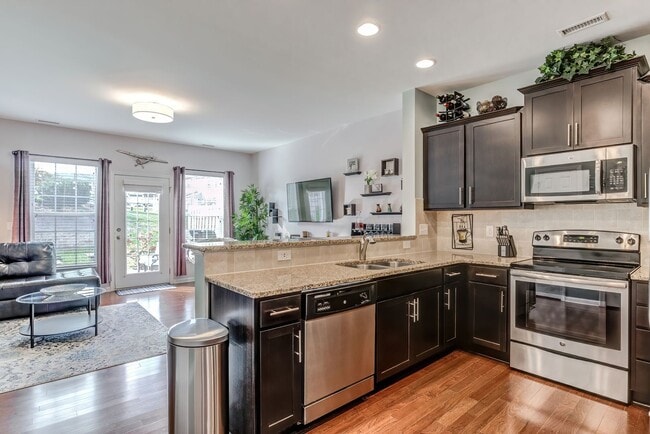 Building Photo - Luxury Townhome for rent!