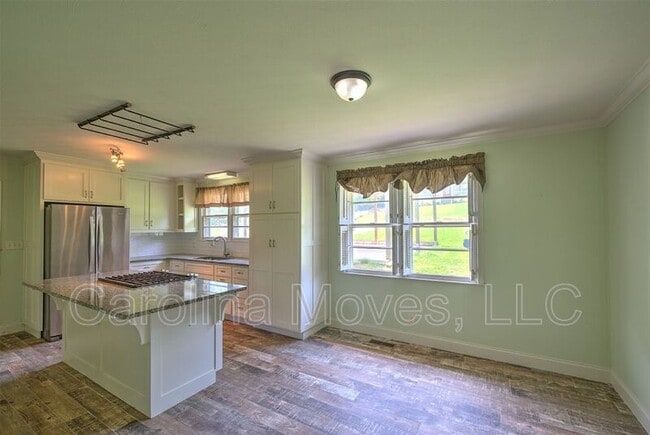 Building Photo - 1760 Memorial Dr Ext