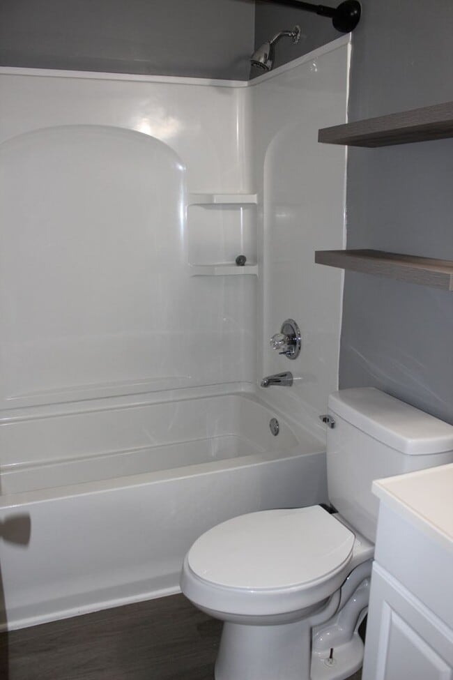 Building Photo - Lake Rim area