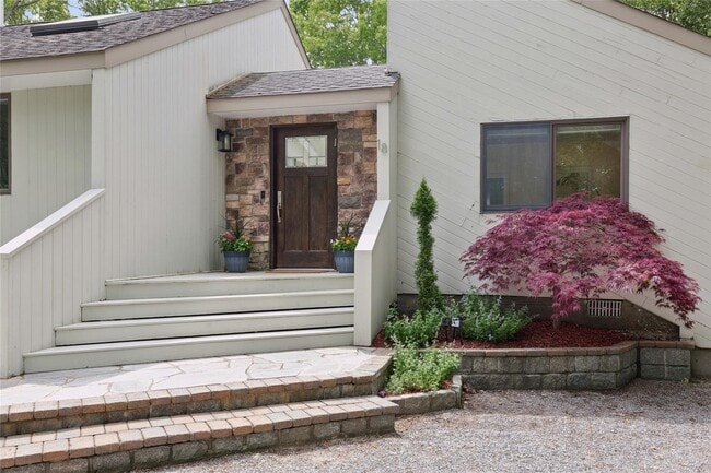 Building Photo - 18 Quail Run