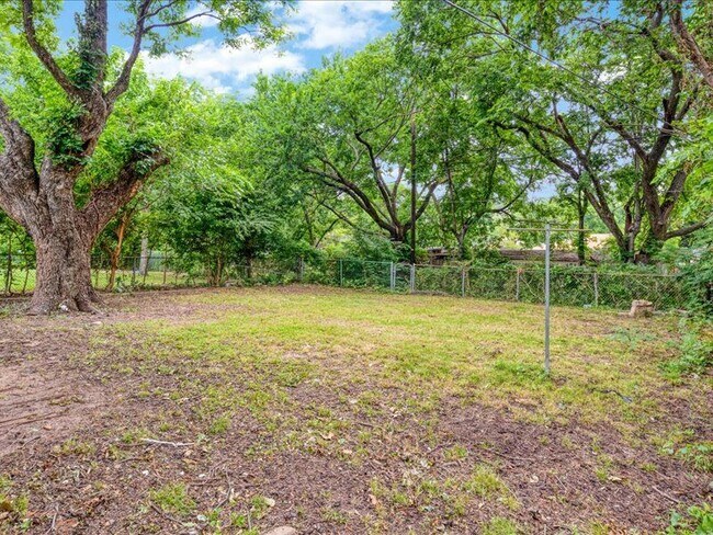 Building Photo - 533 E Woodard St