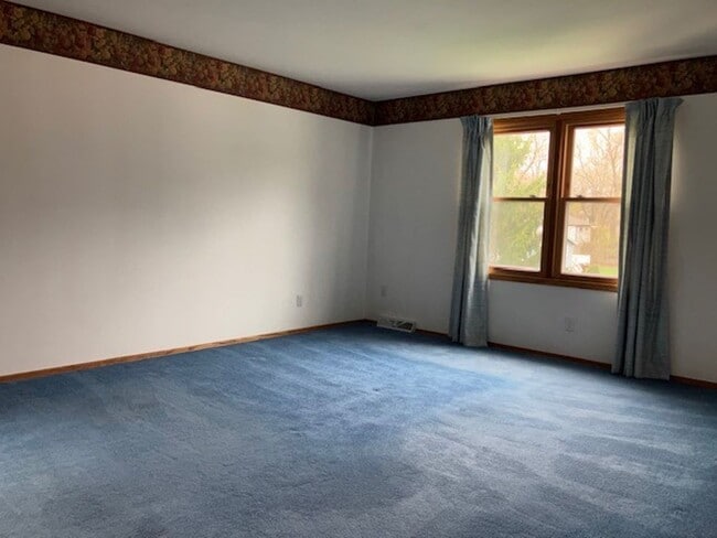Building Photo - Spacious 4 bedroom, 2.5 Bath Two Story Home