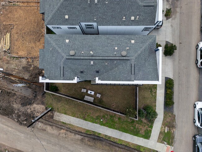 Building Photo - 1318 Reinerman St