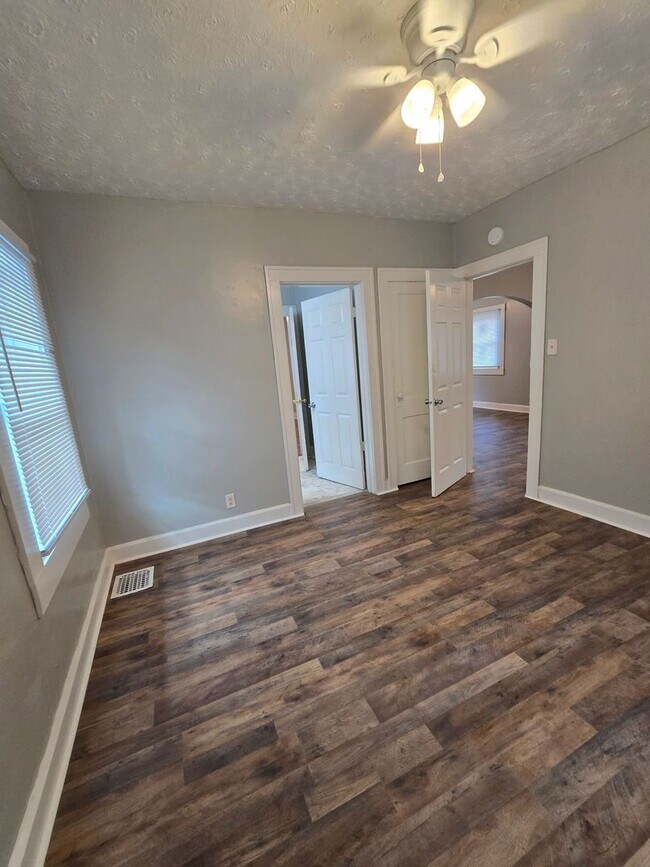 Building Photo - Spacious Two Bedroom Single Family Near 10th and Belmont Ave