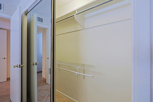 Building Photo - 6203 N 12th Pl