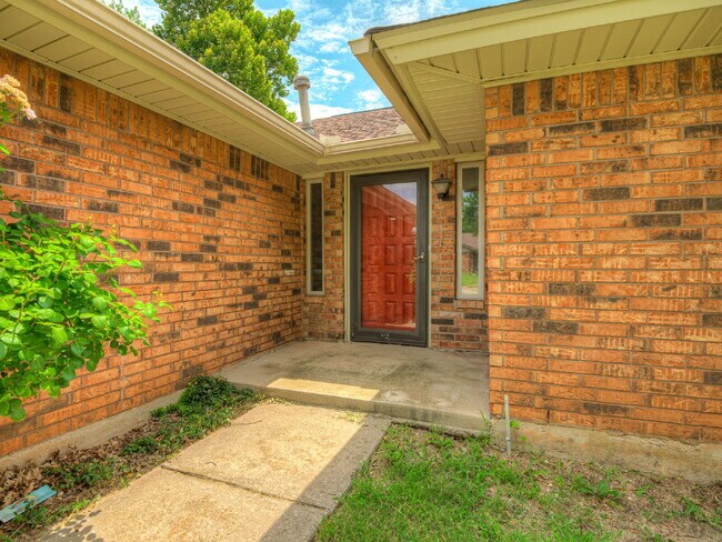 Building Photo - Updated 4-Bedroom Home with Spacious Layou...